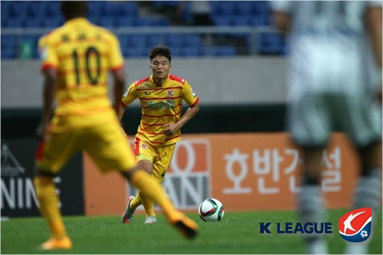 광주의수비형미드필더이찬동은이적대신잔류를선택,2016시즌도광주의'허리'를책임진다.(자료사진=한국프로축구연맹)