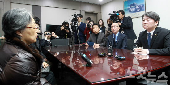 국민의당안철수공동대표가12일오후국회의원회관사무실에서의료사고로숨진가수신해철씨유가족과의료사고피해구제및의료분쟁조정등에관한법률개정안(일명신해철법)과관련면담을하고있다.윤창원기자