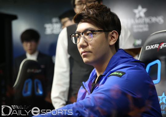 스베누전에서 2세트 교체 투입된 롱주 미드 라이너 '프로즌' 김태일.