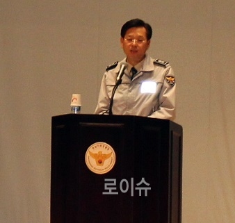 조현배경남경찰청장이특강을하고있다.
