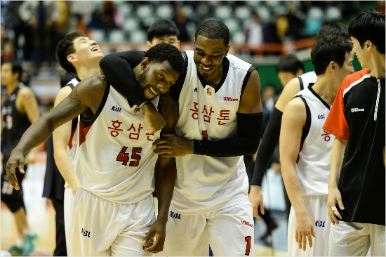 '역시슈퍼마리오'인삼공사마리오리틀(45번)이14일케이티원정에서역전결승3점버저비터로경기를끝내자찰스로드(1번)가다가와껴안고있다.(부산=KBL)