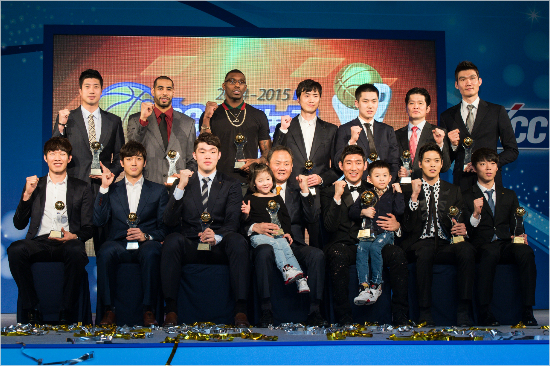 지난해4월열렸던2014-2015프로농구정규리그시상식당시수상자들이단체사진을촬영한모습.(자료사진=KBL)