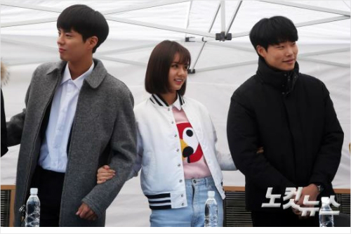 15일오후서울쌍문동정의여고에서열린tvN드라마‘응답하라1988’팬사인회에참석한배우들이포즈를취하고있다.왼쪽부터박보검,혜리,류준열.사진=황진환기자