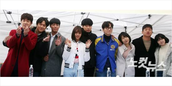 15일오후서울쌍문동정의여고에서열린tvN드라마‘응답하라1988’팬사인회에참석한배우들이포즈를취하고있다.왼쪽부터최성원,고경표,박보검,혜리,류준열,이동휘,이세영,안재홍,이민지.사진=황진환기자