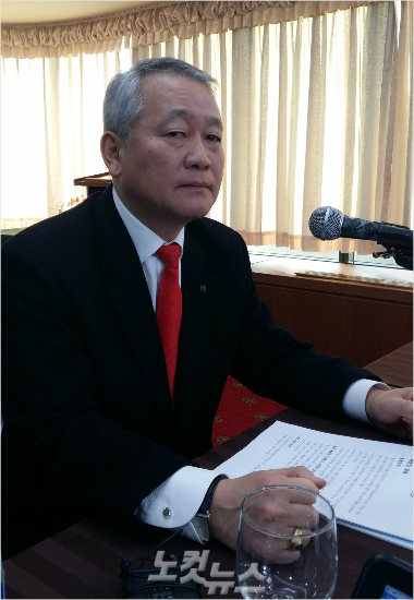 '속타네'안양옥통합체육회준비위원장이15일창립발기인대회에앞선기자회견에서취재진의질문을받고있다.(사진=임종률기자)