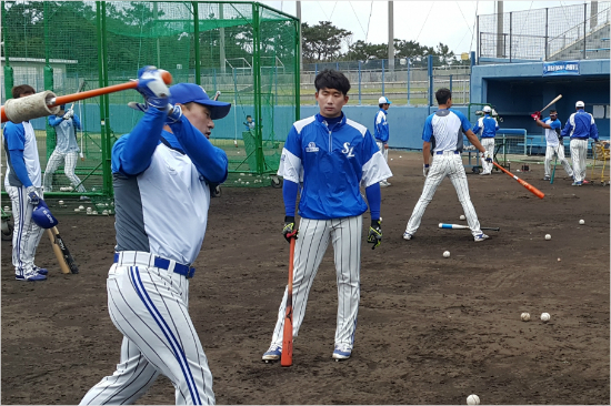 대선배이승엽의배팅을지켜보고있는나성용.(사진=삼성라이온즈제공)