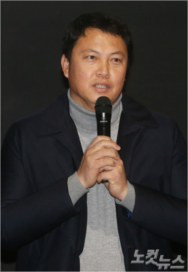 올림픽축구대표팀이운재코치가‘세계소아암의날’인15일오후서울구로구롯데시네마신도림에서열린CBS시네마의두번째영화‘레터스투갓’한국백혈병소아암협회후원자특별시사회에서홍보대사위촉소감을밝히고있다.영화‘레터스투갓’은소아암에걸린한소년의간절한기도를담은편지,그리고이로인해희망을얻게된사람들의이야기를그린실화영화다.황진환기자