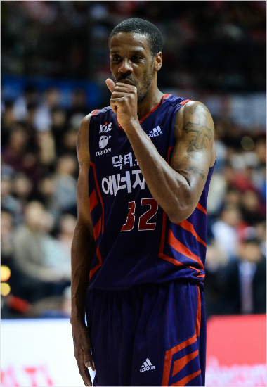 '내가건강했다면...'오리온은애런헤인즈의두차례부상으로정규리그우승은물론4강직행의기회를아쉽게놓쳤다.(자료사진=KBL)