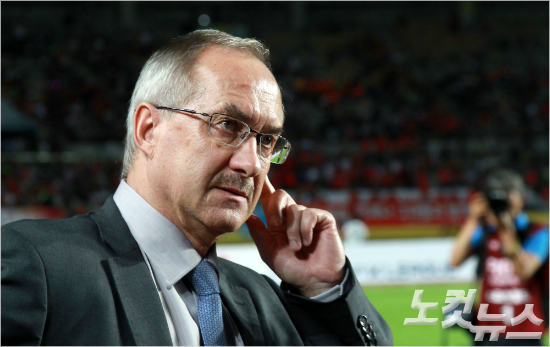 대한축구협회는오는6월A매치기간에유럽의강호스페인,체코와원정2연전을추진하고있다.울리슈틸리케축구대표팀감독은이들과맞대결을앞두고기분좋은고민에빠졌다.박종민기자
