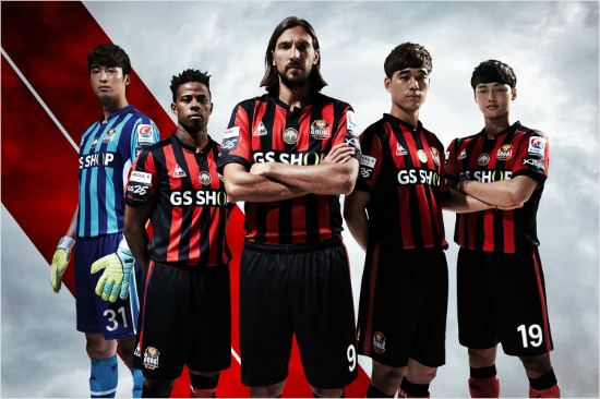 FC서울은새시즌K리그클래식과아시아축구연맹(AFC)챔피언스리그에서달리사용할홈경기유니폼'더블프라이드'를출시했다.이사진은K리그에서사용될제품으로검은색차이나옷깃과가슴중앙의FA컵우승기념패치가특징이다.(자료사진=FC서울)