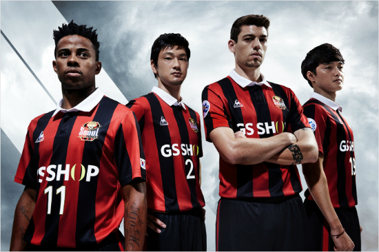 FC서울이2016시즌아시아축구연맹(AFC)챔피언스리그에사용할유니폼은K리그유니폼과달리흰색옷깃으로포인트를주고왼팔에는태극기패치를달았다.(자료사진=FC서울)