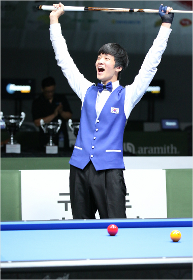 '아빠,나1등먹었어'지난해세계주니어3쿠션선수권대회에서김태관이우승직후큐를들어올리며기뻐하는모습.(자료사진=대한당구연맹)