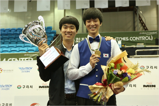 '장하다,아우야'지난해세계주니어3쿠션선수권대회에서김태관(오른쪽)이우승을차지한뒤경기중계해설을맡았던형김행직과기념촬영을한모습.자기일처럼기뻐하는김행직의표정이인상적이다.(자료사진=대한당구연맹)