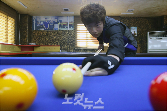 '나도언젠가형처럼되고말테야'김태관이아버지가형의이름을따운영하고있는'김행직당구클럽'에서매섭게공을노려보고있다.(인천=황진환기자)