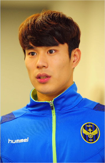 재계약협상을마치고뒤늦게인천전지훈련에합류한올림픽축구대표팀의공격수진성욱.