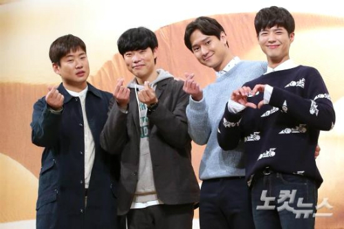 드라마'응답하라1988'의배우안재홍(왼쪽부터)과류준열,고경표와박보검이18일오후서울임피리얼팰리스호텔에서열린tvN'꽃보다청춘아프리카'제작발표회에참석해포즈를취하고있다.(사진=박종민기자/노컷뉴스)