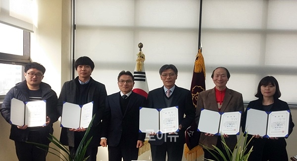 김행석소장(사진왼쪽세번째)과위촉된특별법사랑위원들이기념촬영을하고있다.(사진제공=창원보호관찰소)