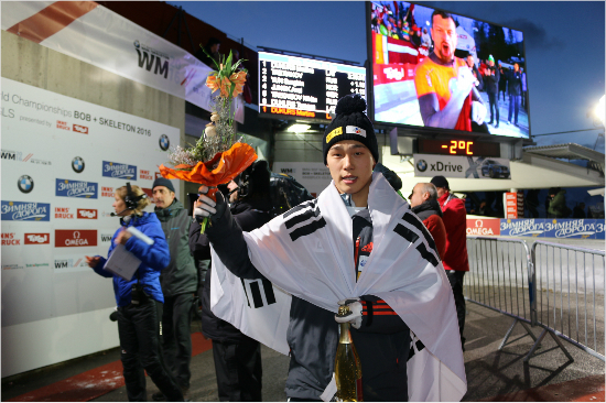 '한국스켈레톤의희망'윤성빈은세계랭킹1위인라트비아의마르틴두쿠르스와격차가계속줄고있는만큼2018년평창동계올림픽에서는반드시모두가기대하는좋은성적을내겠다고다짐했다.(자료사진=올댓스포츠)