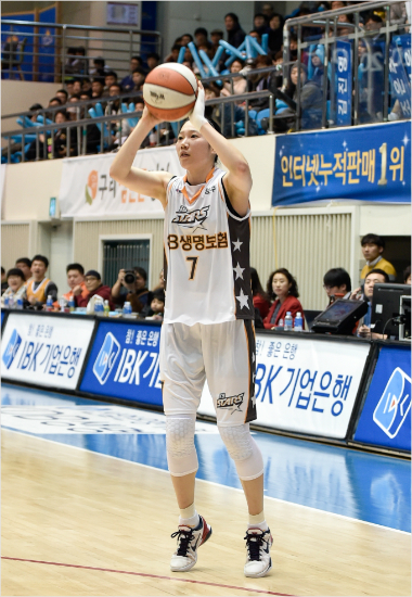 국민은행강아정이20일KDB생명과원정에서3점슛을시도하고있다.(구리=WKBL)