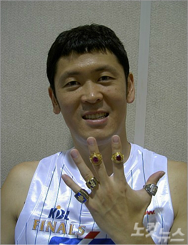 2011년7월CBS노컷뉴스와선수시절추승균감독과인터뷰당시촬영한사진.추승균감독은국내남자프로농구선수중가장먼저다섯손가락을우승반지로꽉채운선수다(사진/노컷뉴스)