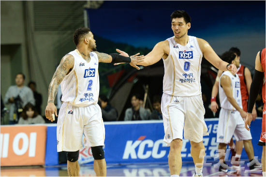 전주KCC하승진과안드레에밋(사진/KBL)