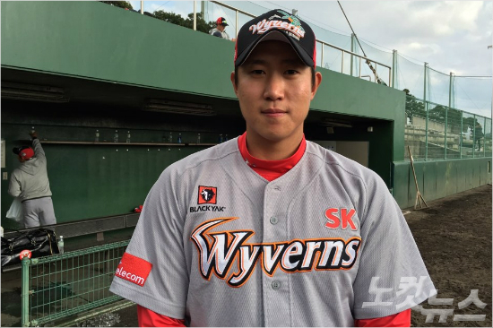 "제가한힘합니다."연습경기에서첫홈런을신고한SK김동엽.(오키나와=김동욱기자)