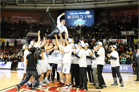 감독데뷔첫해에프로농구우승을차지하고선수들로부터헹가래는받는추승균KCC감독(사진/KBL)