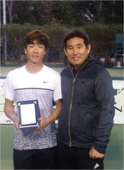 터키퓨처스대회에서3주연속정상에오른테니스남자단식기대주홍성찬(왼쪽)과노갑택대표팀감독.(안탈리아=대한테니스협회)