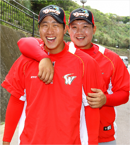 SK의차세대거포김동엽(왼쪽)과최승준.(사진=SK와이번스제공)