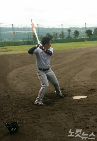 타격훈련중인정근우.(오키나와=김동욱기자)