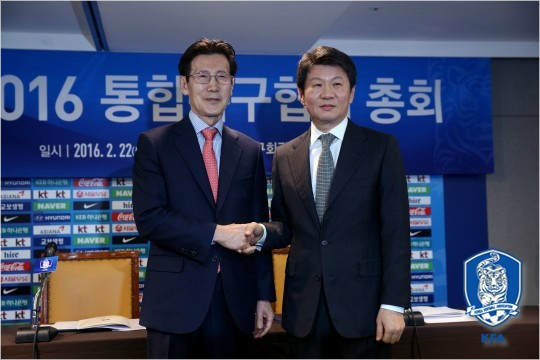 통합축구협회회장으로추대된정몽규대한축구협회장(사진오른쪽)과김휘국민생활체육전국축구연합회장(사진제공/대한축구협회)