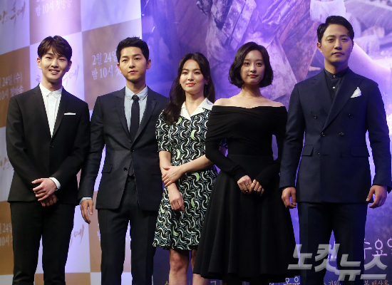 22일오후서울논현동임피리얼팰리스호텔에서열린KBS2TV새수목드라마'태양의후예'제작발표회에참석한출연배우들이포토타임을갖고있다.왼쪽부터온유,송중기,송혜교,김지원,진구.(사진=황진환기자)