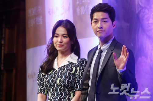 배우송혜교와송중기가22일오후서울논현동임피리얼팰리스호텔에서열린KBS2TV새수목드라마'태양의후예'제작발표회에참석해포토타임을갖고있다.(사진=황진환기자)