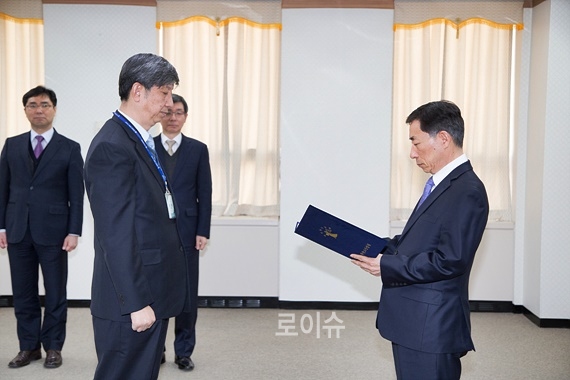 윤인태부산고법원장이재위촉된김근수국선전담변호사에게위촉장을수여하고있다.(사진제공=부산고등법원)