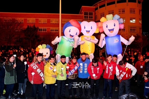 사하구총선출마후보자들이LED장미를손에들고공명선거를다짐하고있다.