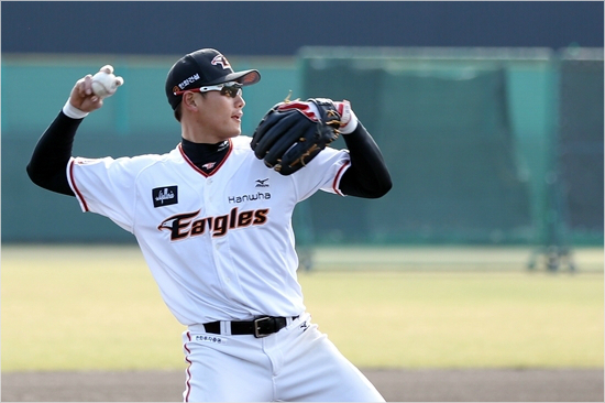 김성근감독에게눈도장을받은신성현.(사진=한화이글스제공)