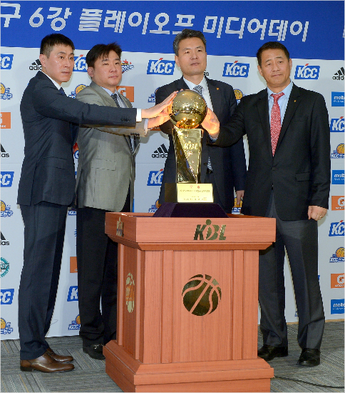 '트로피는내거야'오리온추일승(오른쪽부터),동부김영만,인삼공사김승기,삼성이상민감독이23일6강플레이오프미디어데이에서우승트로피에손을얹고선전을다짐하고있다.(사진=KBL)