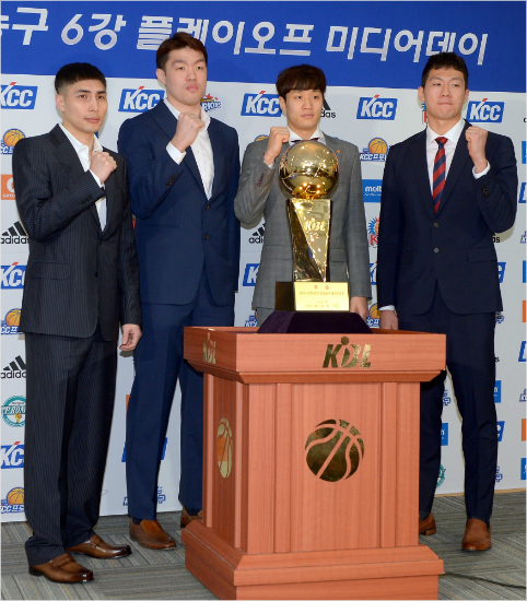 '우리가이긴다'삼성주희정(왼쪽부터),오리온이승현,동부허웅,인삼공사이정현이23일6강플레이오프미디어데이에서우승트로피를앞에두고승리를다짐하고있다.(사진=KBL)