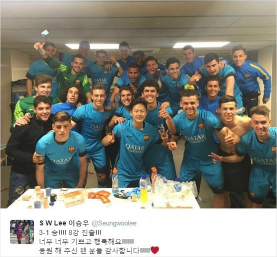 이승우가팀동료들과단체사진을찍고UEFA유스리그8강진출의기쁨을나누고있다(사진출처/이승우선수트위터)