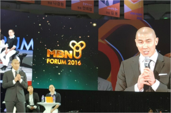 차두리가24일'MBNY포럼2016'에서마지막순서인'영웅쇼'에나와강연을하고있다.(사진=MBN)