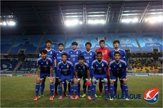 자신의프로첫경기부터선발로나서맹활약한수원의신인공격수김건희(등번호13)는기대이상의경기력으로수원팬의큰환영을받았다.(자료사진=한국프로축구연맹)