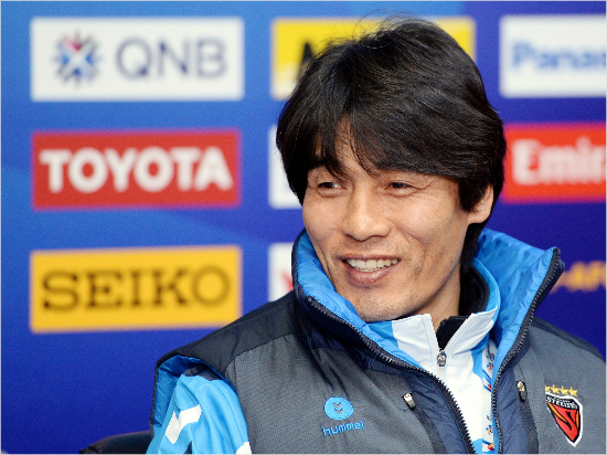 지난시즌아시아축구연맹챔피언스리그우승팀광저우헝다와조별예선1차전을앞두고먼저수비를단단히하겠다는출사표를던진최진철포항감독은상대의파상공세를틀어막으며귀중한승점을가져오는데성공했다.(자료사진=한국프로축구연맹공동취재단)