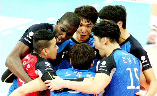 물만난물고기처럼놀고오라는최태웅감독의주문처럼현대캐피탈은OK저축은행의안방에서압도적인경기력으로승리하며정규리그우승을확정했다.(자료사진=KOVO)