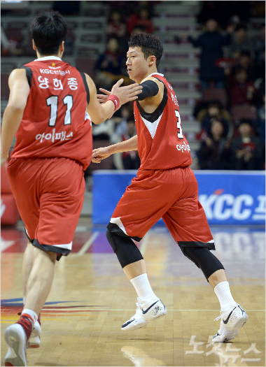 안양KGC인삼공사의이정현과양희종(사진/KBL)