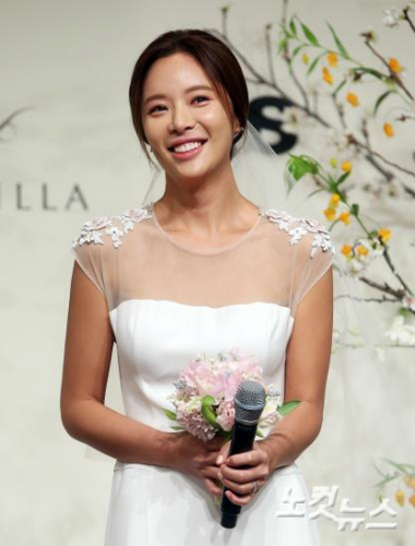 배우황정음이26일오후서울장충동호텔신라에서진행될결혼식에앞서기자회견을갖고결혼소감을전하고있다.황정음은이날3살연상의골프선수출신사업가이영돈과웨딩마치를올린다.(사진=황진환기자)