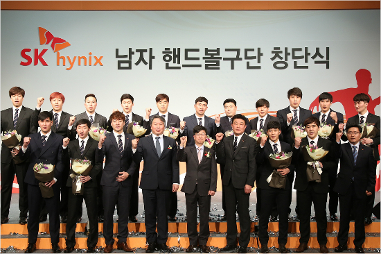 창단식과함께공식출범한남자핸드볼SK호크스.(사진=SK하이닉스제공)