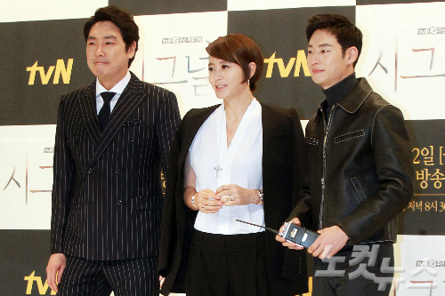 tvN10주년특별기획드라마'시그널'에서열연중인(좌측부터)배우조진웅,김혜수,이제훈(사진=윤창원기자)