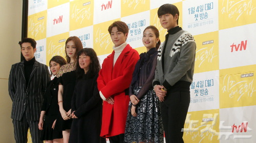 tvN‘치즈인더트랩’제작발표회에참석한출연배우와감독.왼쪽부터남주혁,박민지,이성경,이윤정감독,서강준,김고은,박해진.(사진=황진환기자)