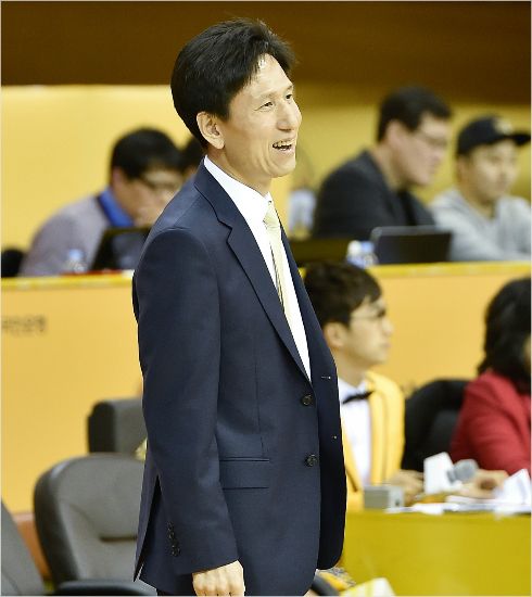 '정말고맙다'서동철국민은행감독이29일삼성생명과올시즌플레이오프진출결정전에서선수들이선전하자미소를짓고있다.(청주=WKBL)