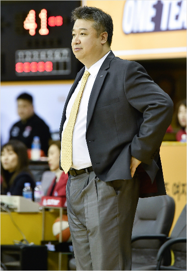 삼성생명임근배감독이29일국민은행과원정경기를지켜보고있다.(청주=WKBL)